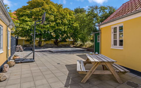 Rami - 250M from the Sea: Estate, Skygge, Indkørsel, Stuehus