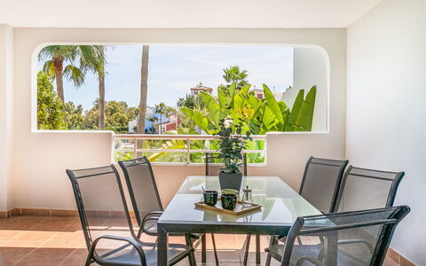Estepona 657: Møbel, Indretning, Gulvbelægning, Etage, Hjem, Bord, Lejlighed, Couch, Stue, Stol
