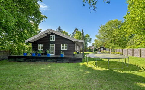 Christin - 275M from the Sea: Græs, Hus, Hjem, Busk, Sommerhus, Have, Tag, Lawn, Bunddække, Stuehus