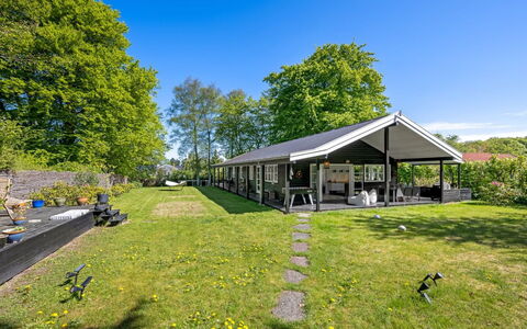 Christin - 275M from the Sea: Tag, Hjem, Skygge, Have, Sommerhus, Lawn, Estate, Gård, Landscaping, Garden Bygninger