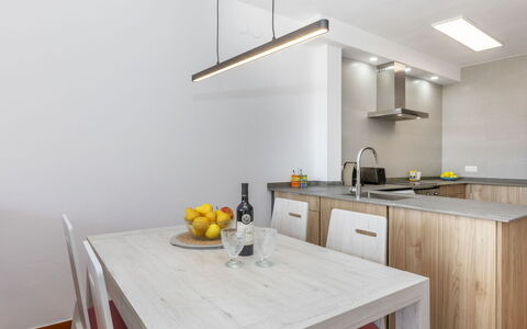 Airmenuda: Indretning, Væg, Køkken, Træ, Countertop, Loft, Gulvbelægning, Møbel, Lysarmatur, Belysning