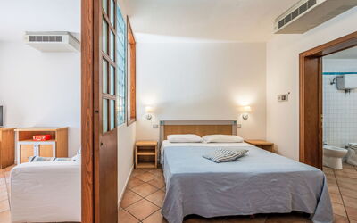 La Rocca 120.1: Loft, Lejlighed, Soveværelse, Seng, Bed Frame, Udvej, Sengetøj, Stol, Hotel, Cabinetry