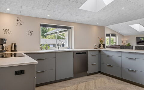 Alvira - 30Km from the Sea: Køkken, Gulvbelægning, Loft, Countertop, Indretning, Etage, Cabinetry, Lysarmatur, Større Bandage, Køkken Apparat