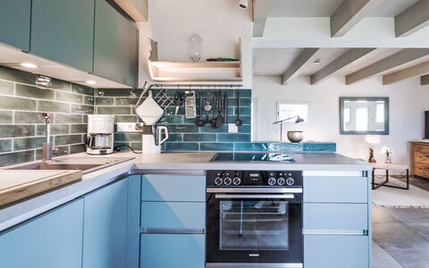 Kleine Reetdachkate: Køkken Apparat, Køkken, Countertop, Komfur, Større Bandage, Cabinetry, Gaskomfur, Husholdningsapparat, Komfur, Indretning