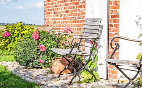 Kleine Reetdachkate: Møbel, Blomsterkrukke, Udendørs Møbler, Have, Stol, Stueplante, Gård, Backyard, Landscaping