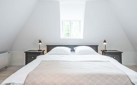 Kleine Reetdachkate: Seng, Soveværelse, Indretning, Gulvbelægning, Træ, Sengetøj, Loft, Sengetøj, Møbel, Etage