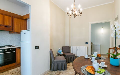 Decò: Møbel, Indretning, Gulvbelægning, Træ, Loft, Etage, Stol, Bord, Lejlighed, Belysning