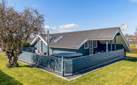 Aika - 450M from the Sea: Tag, Hjem, Hus, Sommerhus, Sidespor, Estate, Skygge, Gård, Design, Veranda