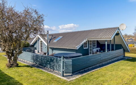 Aika - 450M from the Sea: Tag, Hjem, Hus, Sommerhus, Sidespor, Estate, Skygge, Gård, Design, Veranda
