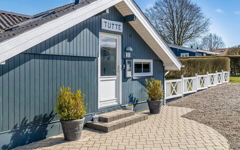 Aika - 450M from the Sea: Træ, Tag, Hjem, Hus, Arkitektur, Sidespor, Land Lot, Sommerhus, Skur, Garden Bygninger