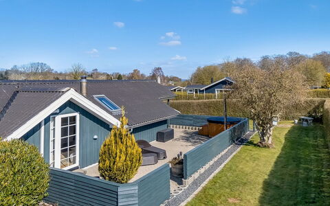 Aika - 450M from the Sea: Træ, Tag, Hjem, Hus, Arkitektur, Sidespor, Land Lot, Sommerhus, Skur, Garden Bygninger