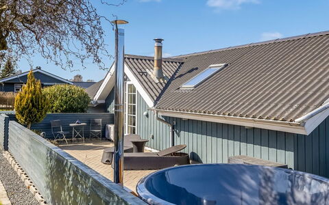 Aika - 450M from the Sea: Træ, Tag, Hjem, Hus, Arkitektur, Sidespor, Land Lot, Sommerhus, Skur, Garden Bygninger