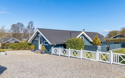 Aika - 450M from the Sea: Træ, Tag, Hjem, Hus, Arkitektur, Sidespor, Land Lot, Sommerhus, Skur, Garden Bygninger