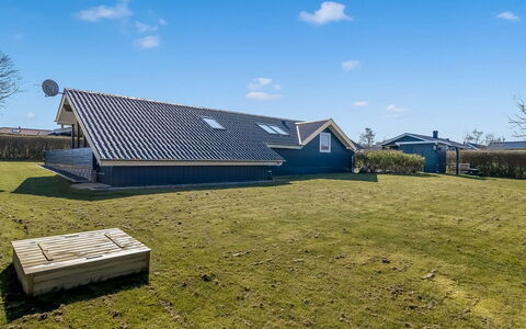 Aika - 450M from the Sea: Træ, Tag, Hjem, Hus, Arkitektur, Sidespor, Land Lot, Sommerhus, Skur, Garden Bygninger