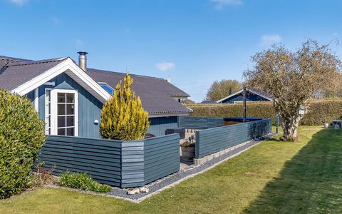 Aika - 450M from the Sea: Træ, Tag, Hjem, Hus, Arkitektur, Sidespor, Land Lot, Sommerhus, Skur, Garden Bygninger