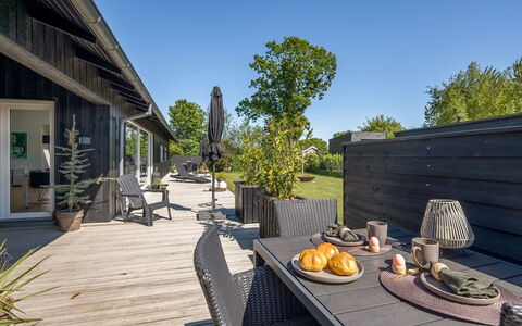 Kato - from the Sea: Hjem, Sommerhus, Skygge, Have, Landscaping, Hårdttræ, Sidespor, Estate, Gård, Backyard