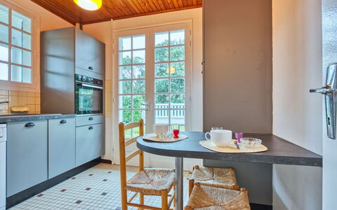 L'Étang: Gulvbelægning, Indretning, Køkken, Etage, Træ, Countertop, Møbel, Loft, Sanitærarmatur, Hjem
