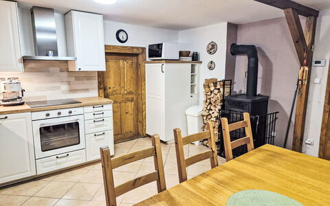 Lipno Garden and Relax: Møbel, Træ, Indretning, Cabinetry, Gulvbelægning, Værelse, Køkken, Loft, Countertop, Etage
