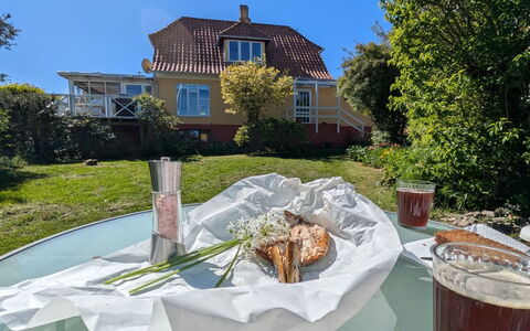 Taja - 170M from the Sea: Mad, Serveware, Gård, Udendørs Møbler, Udendørs Bord, Backyard, Frokost