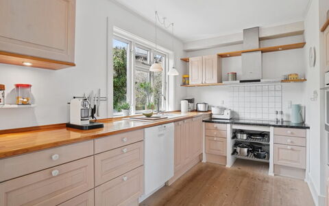 Taja - 170M from the Sea: Køkken Apparat, Køkken, Countertop, Cabinetry, Møbel, Gulvbelægning, Indretning, Større Bandage, Træ, Husholdningsapparat