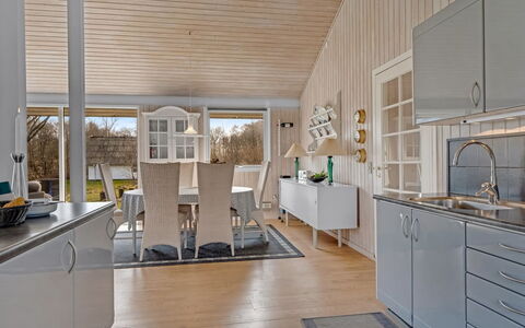 Tosti - 180M to the Fjord: Gulvbelægning, Indretning, Træ, Køkken, Loft, Etage, Møbel, Lysarmatur, Trægulve, Countertop