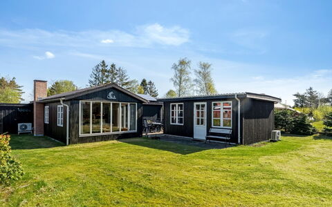 Yaris - from the Sea: Boligområde, Busk, Hus, Hjem, Have, Estate, Skygge, Landscaping, Lawn