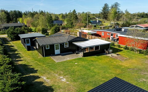 Yaris - from the Sea: Boligområde, Busk, Hus, Hjem, Have, Estate, Skygge, Landscaping, Lawn