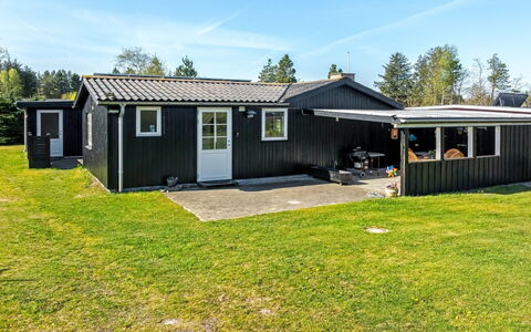 Yaris - from the Sea: Boligområde, Busk, Hus, Hjem, Have, Estate, Skygge, Landscaping, Lawn