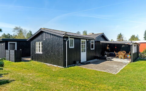 Yaris - from the Sea: Boligområde, Busk, Hus, Hjem, Have, Estate, Skygge, Landscaping, Lawn