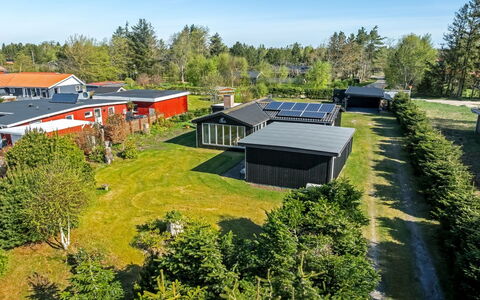 Yaris - from the Sea: Boligområde, Busk, Hus, Hjem, Have, Estate, Skygge, Landscaping, Lawn