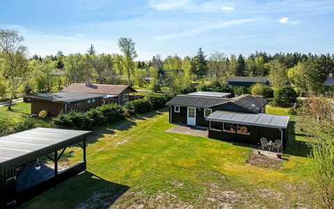 Yaris - from the Sea: Boligområde, Busk, Hus, Hjem, Have, Estate, Skygge, Landscaping, Lawn