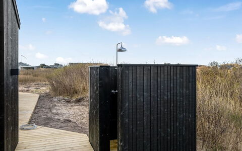 Jouni - 200M from the Sea: Møbel, Indretning, Gulvbelægning, Etage, Loft, Værelse, Stol, Bord, Lejlighed, Køkken & Spisebord