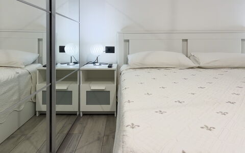 Casa Nina Seconda - Sanremo: Møbel, Seng, Indretning, Soveværelse, Gulvbelægning, Etage, Sengetøj, Sengetøj, Værelse, Textile