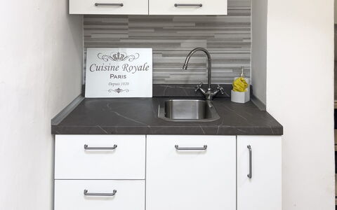 Casa Nina Seconda - Sanremo: Countertop, Køkken, Cabinetry, Håndvask, Køkkenvask, Indretning, Sanitærarmatur, Tap, Gulvbelægning, Køkken Apparat