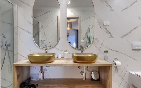 Villa Ana: Badeværelsesvask, Indretning, Badeværelse, Sanitærarmatur, Væg, Spejl, Håndvask, Gulvbelægning, Tap, Countertop