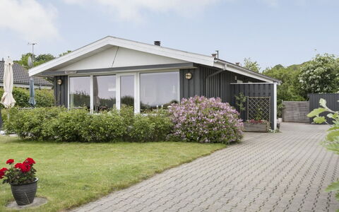 Cornelius - 30M from the Sea: Hus, Tag, Hjem, Busk, Sommerhus, Estate, Skygge, Have, Gård, Sidespor