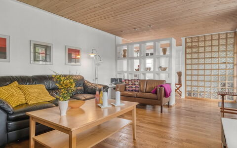Aku - 700M from the Sea: Møbel, Indretning, Gulvbelægning, Etage, Trægulve, Couch, Væg, Træ, Loft, Stue
