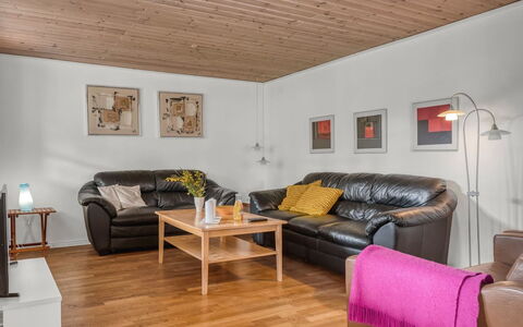 Aku - 700M from the Sea: Møbel, Gulvbelægning, Indretning, Trægulve, Etage, Træ, Loft, Couch, Laminat Gulv, Stue