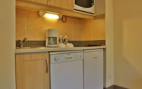 Grospierres 602: Indretning, Væg, Større Bandage, Countertop, Gulvbelægning, Køkken, Køkken Apparat, Træ, Etage, Cabinetry