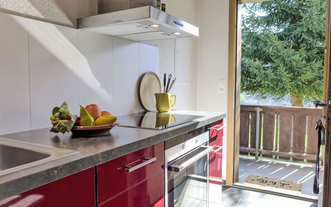 Chalet Träumli: Køkken, Countertop, Køkken Apparat, Indretning, Cabinetry, Gulvbelægning, Større Bandage, Træ, Møbel, Køkkenvask
