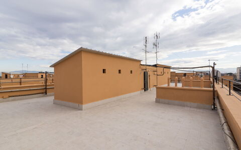 Lucilla Home: Etage, Kompositmateriale, Lejlighed, Skygge, Dagslys, Flise
