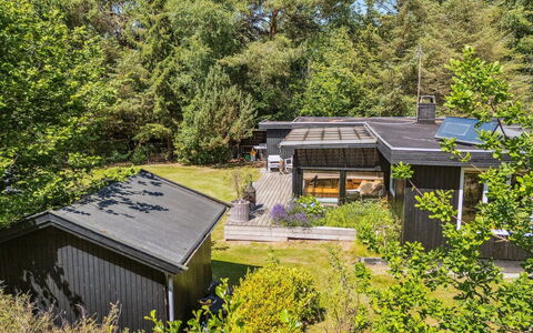 Tatyana - 1.6Km from the Sea: Estate, Skygge, Indkørsel, Stuehus