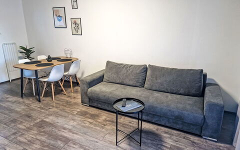 Lakeview Luxury Lodge & Garden: Gulvbelægning, Møbel, Etage, Træ, Couch, Indretning, Trægulve, Værelse, Lejlighed, Stue