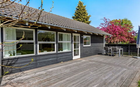 Prohor - 150M from the Sea: Hjem, Sommerhus, Sidespor, Hårdttræ, Skygge, Planke, Design, Estate, Veranda, Dæk