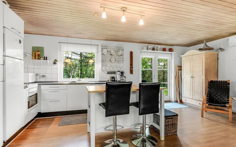 Fido - 500M to the Fjord: Møbel, Gulvbelægning, Indretning, Træ, Etage, Loft, Trægulve, Køkken, Lysarmatur, Countertop