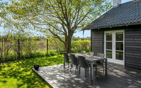 Fido - 500M to the Fjord: Træ, Busk, Have, Sommerhus, Bunddække, Lawn, Sidespor, Planke, Hårdttræ, Skygge