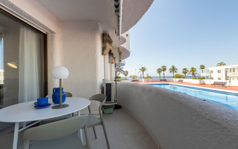 Cambrils 643: Møbel, Stol, Indretning, Bord, Værelse, Bejdse, Altan, Loft, Eco Hotel, Hårdttræ