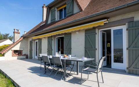 Les Jonquilles: Facade, Dør, Hjem, Tag, Kompositmateriale, Udendørs Møbler, Skygge, Estate, Veranda, Stol