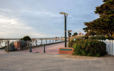 Les Gobions: Himmel, Gadebelysning, Walkway, Hegn, Pol, Ocean, Fortov, Kyst, Sti, Home Fencing