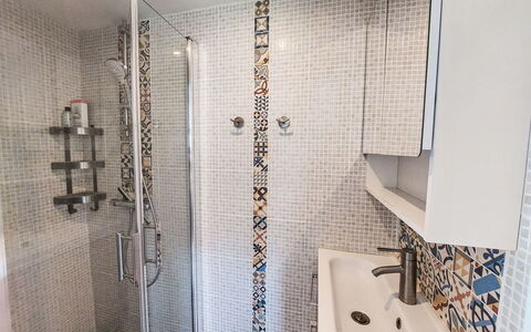 Charme de Banastère: Badeværelse, Sanitærarmatur, Gulvbelægning, Indretning, Etage, Vvs, Flise, Mosaic, Kompositmateriale, Værelse